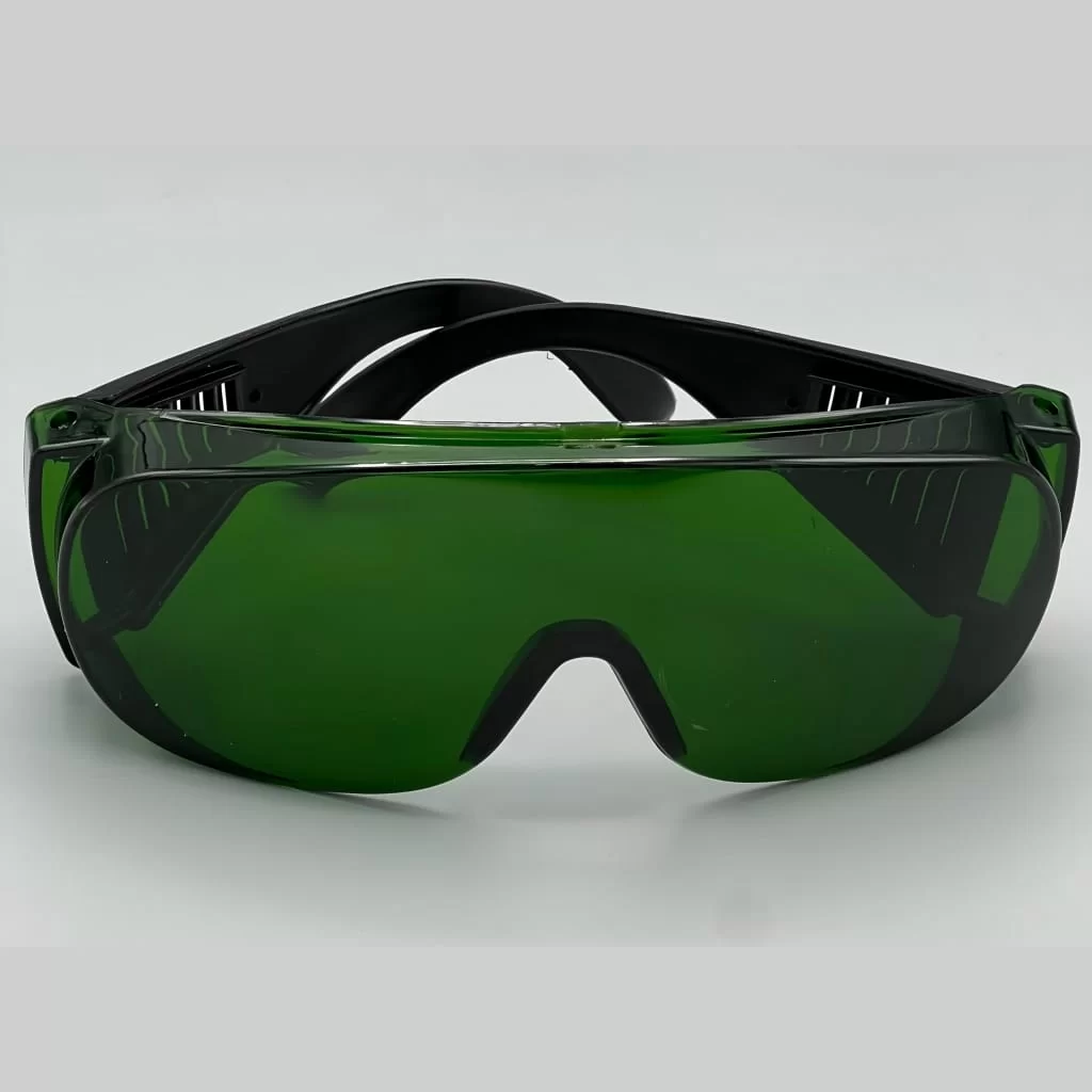 عینک محافظ سبز برای بیمار